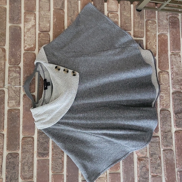 Sweaters - AB Studio Lightweight Pacho Size Small